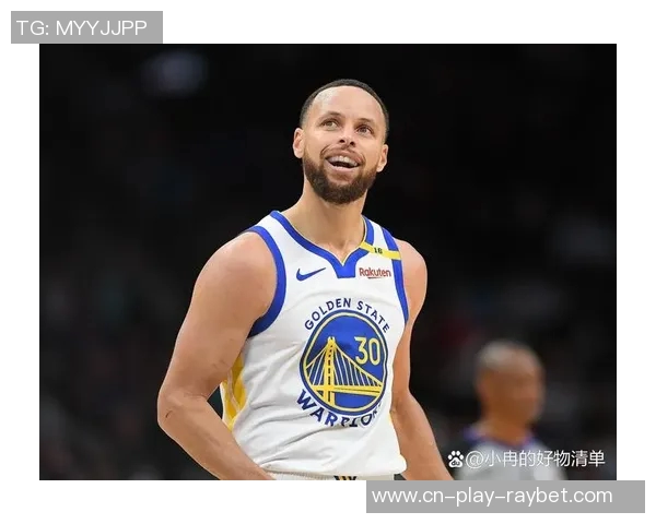 库里称赞小佩顿化学反应良好拦拆配合默契展现球队默契精神